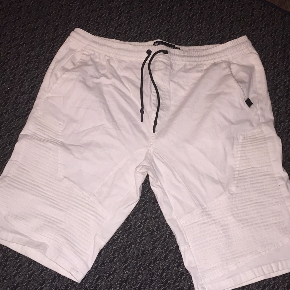 Men’s akademiks white shorts 2xl